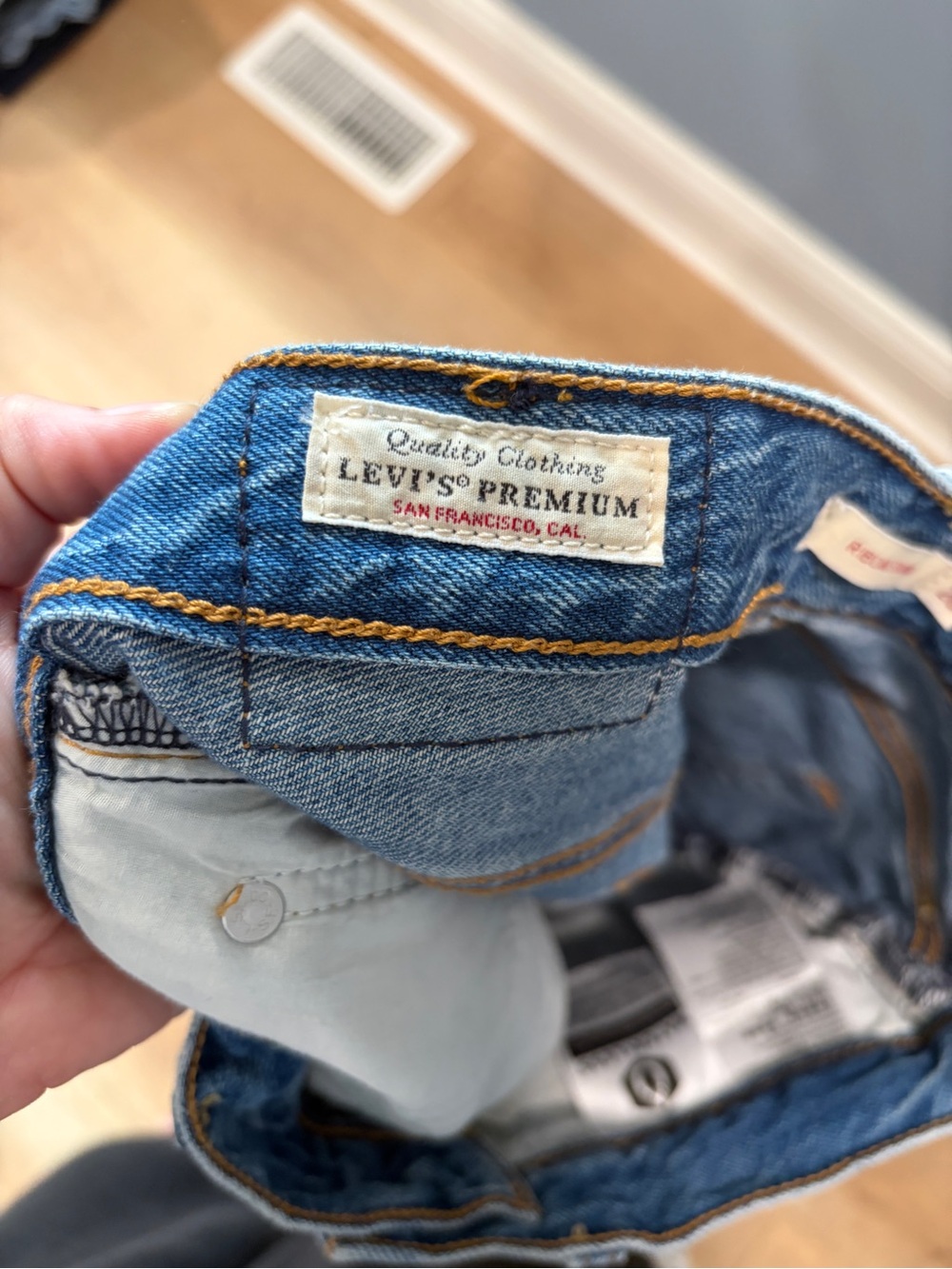 Levi’s Premium Ribcage Straight Jeans High Rise Medium Wash Size 26 - Picture 8 of 9